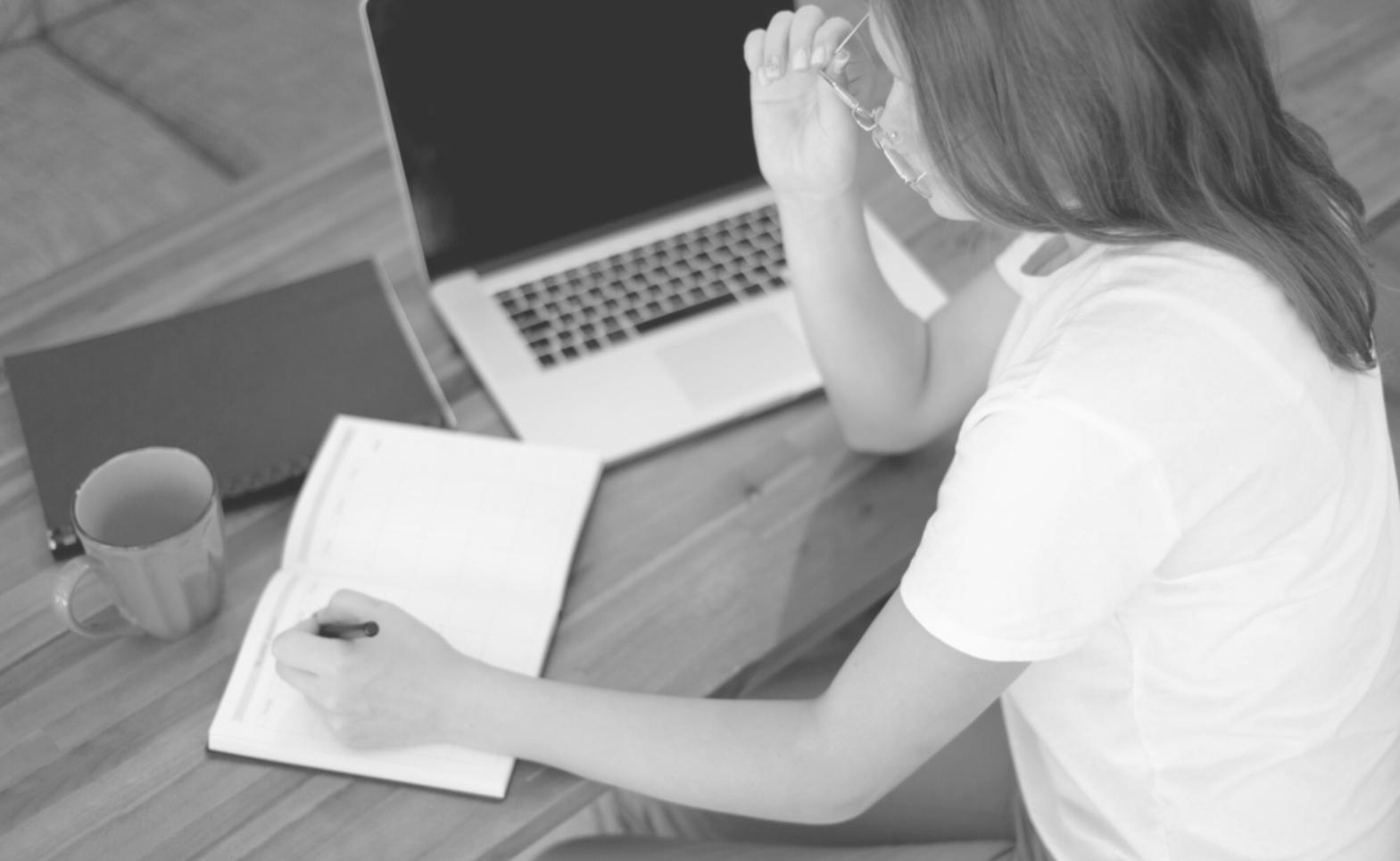 Preparazione accurata delle unghie naturali prima dell'applicazione