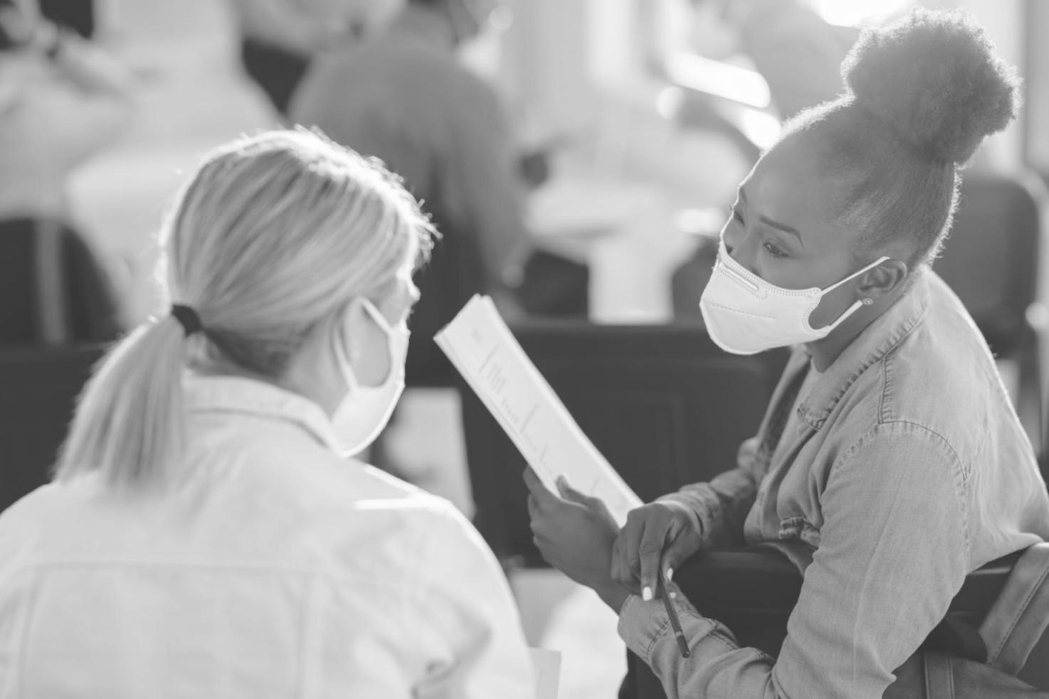 Sessione pratica di manicure con studentesse al lavoro