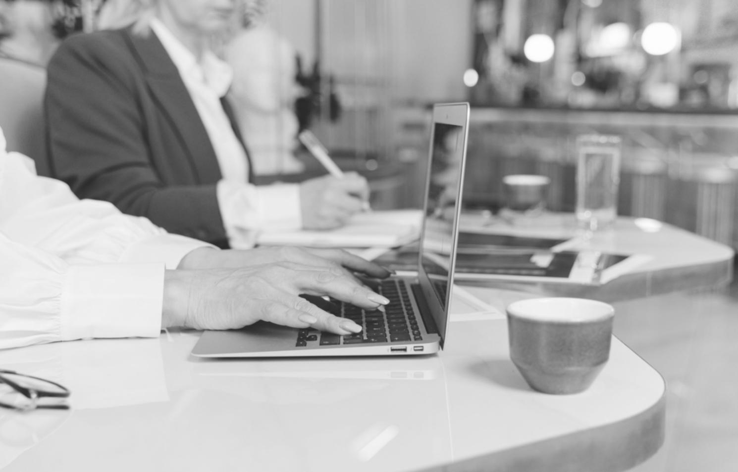Studente durante una sessione pratica di nail art nel nostro studio