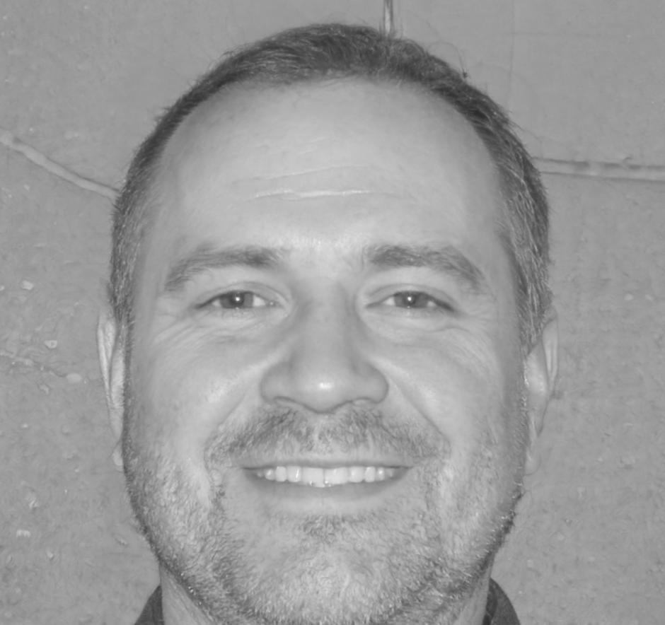 Docente che mostra una tecnica avanzata di decorazione