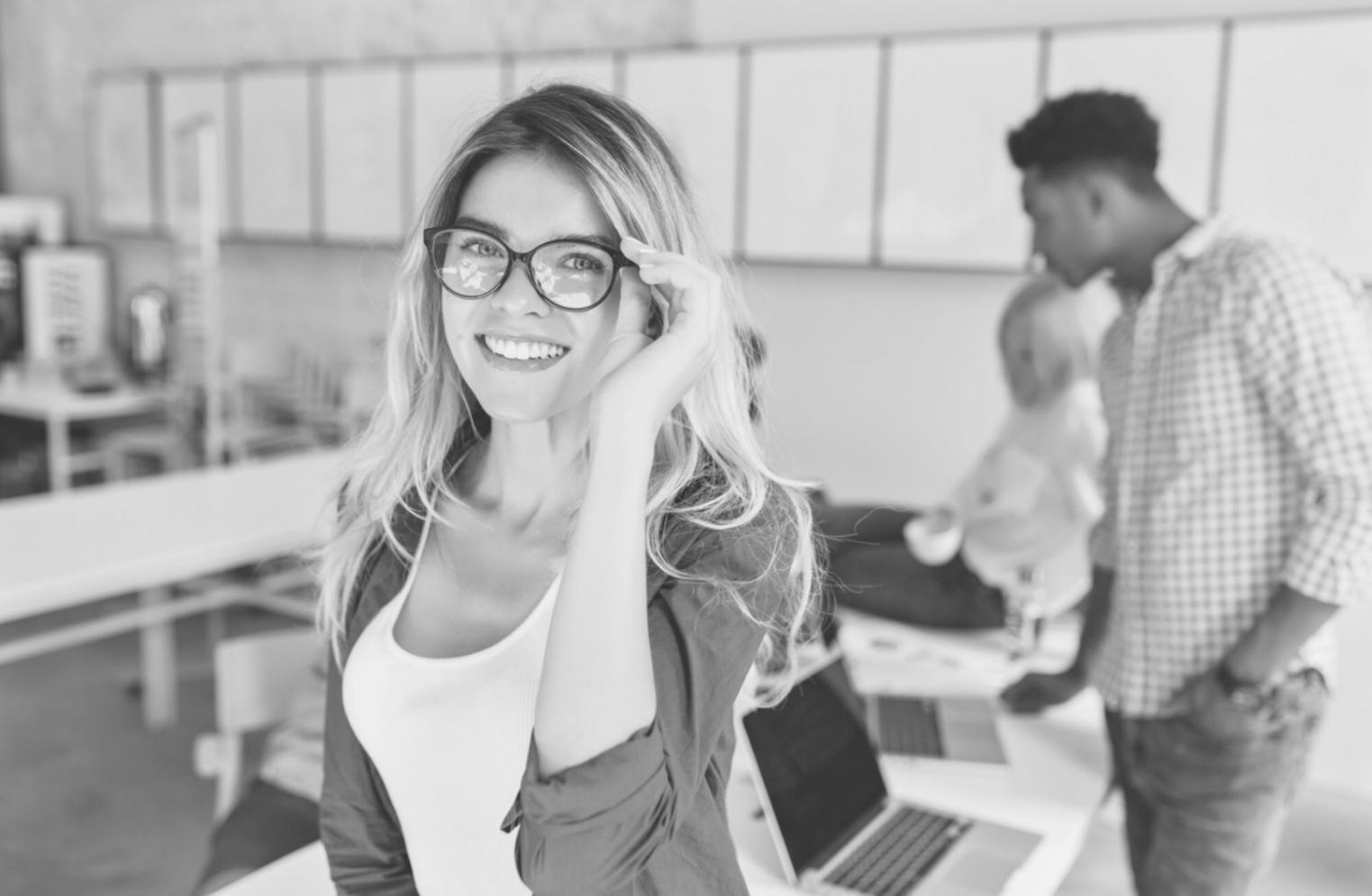 Applicazione precisa dello smalto semipermanente con tecnica professionale